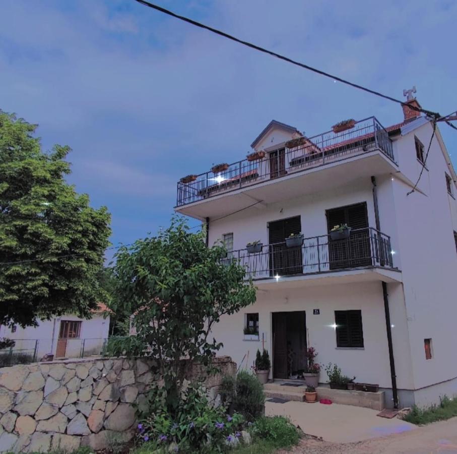 Mare Bed & Breakfast Vrlika Bagian luar foto