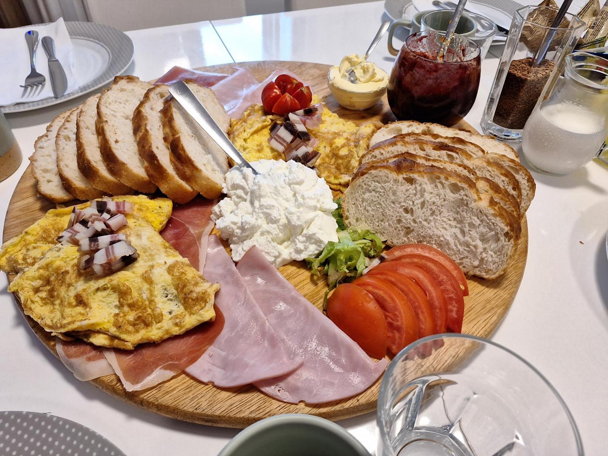 Mare Bed & Breakfast Vrlika Bagian luar foto
