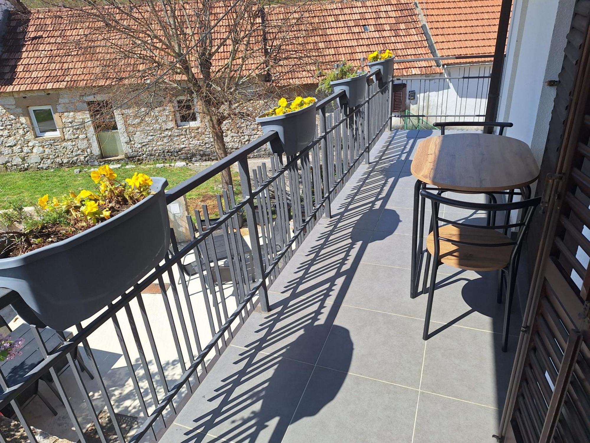 Mare Bed & Breakfast Vrlika Bagian luar foto